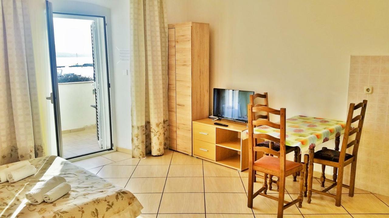 Obala Apartment & Studios Малинска Экстерьер фото